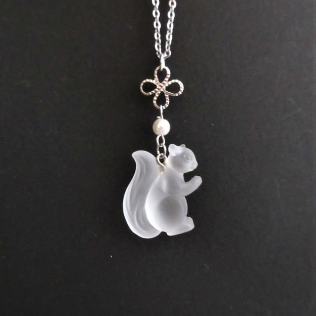 hanakaidoビンテージスワロフスキー（リス）のネックレス（マットクリスタル）